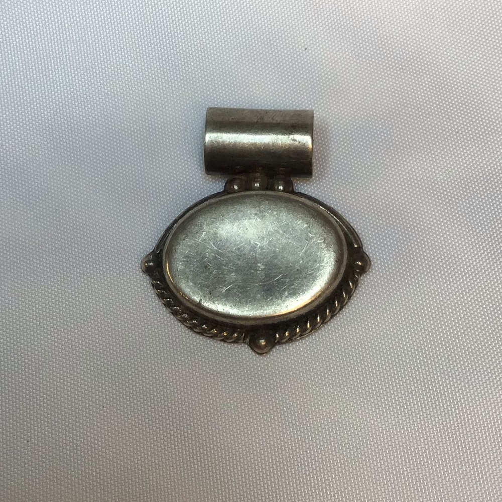 VINTAGE MEXICO STERLING SILVER PENDANT NO INITIALS